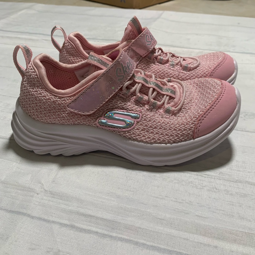 Sketchers kids Dream Dancer Velcro shoes. Size 12.